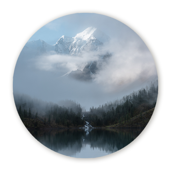 Muurcirkel Mistige Bergtoppen