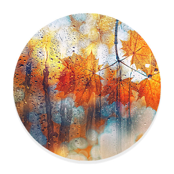 Muurcirkel Herfstbladeren achter Regenachtig Glas